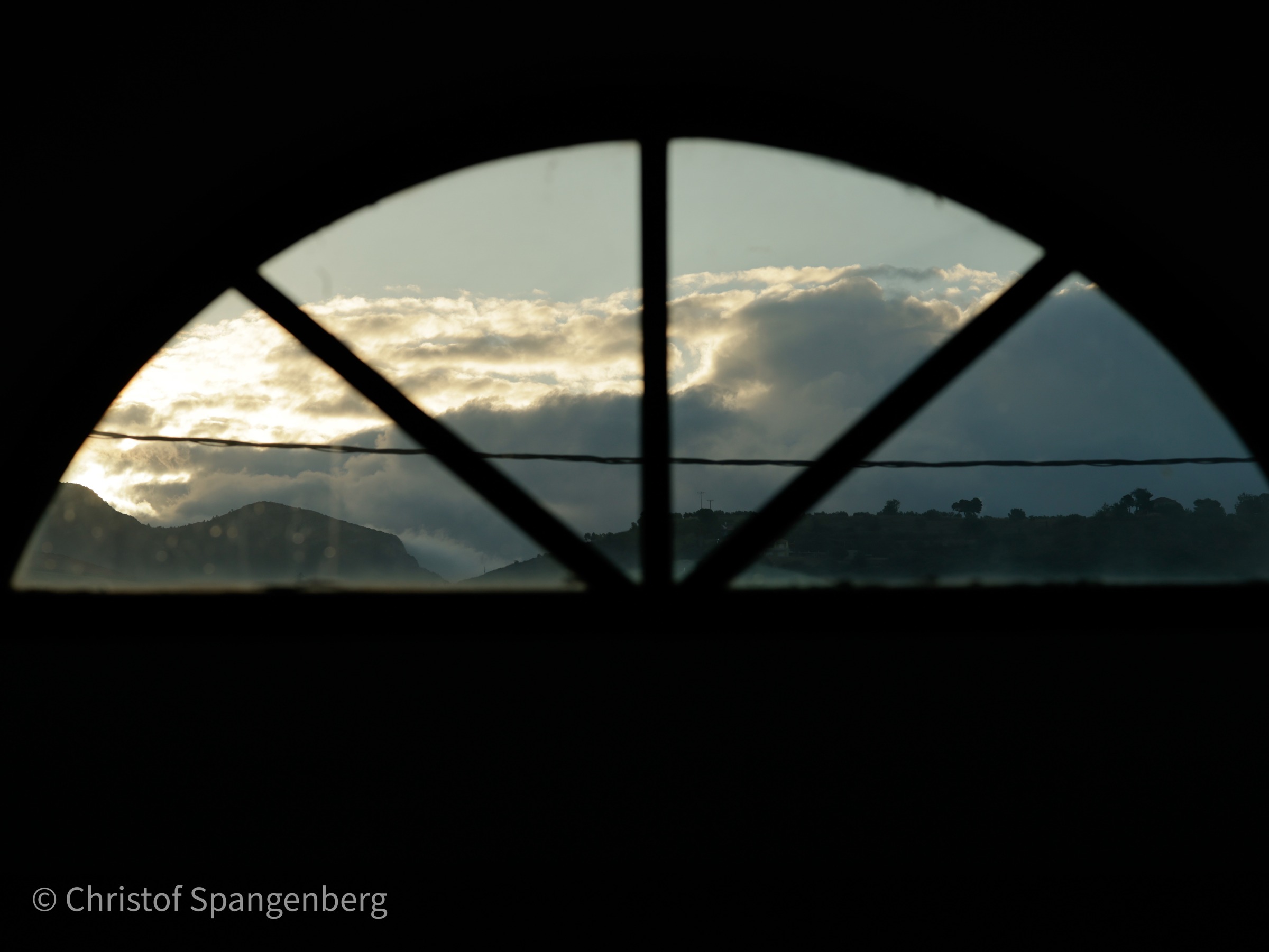 Blick durch das Rundbogenfenster