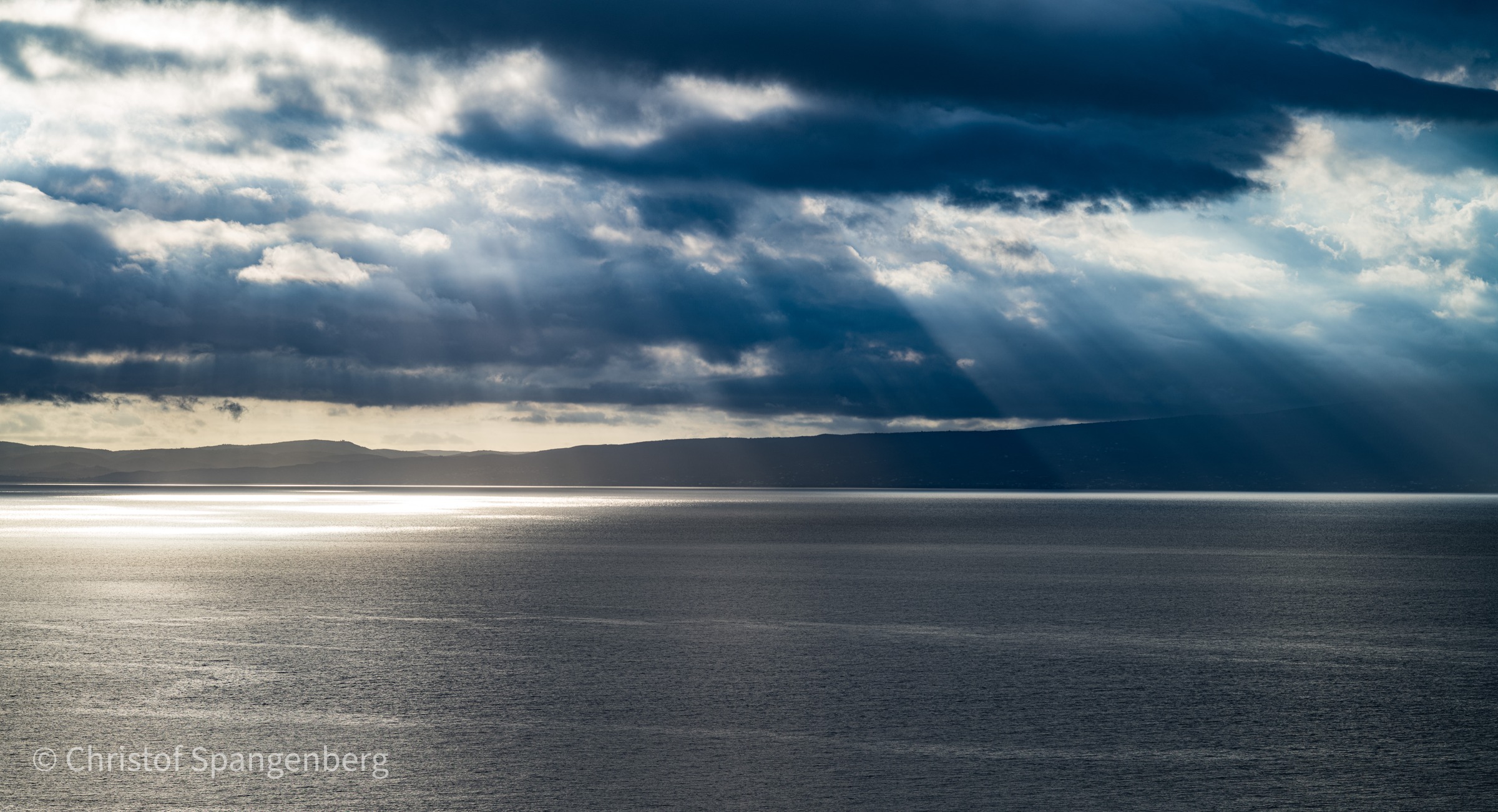 Sonnenstrahlen über dem Meer