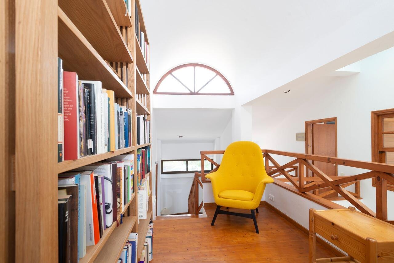 Bücherregale und Leseplatz in der Villa